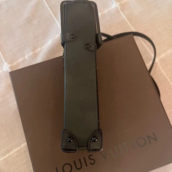 Authentic, like new Louis Vuitton LV Monogram Trunk Pochette Vertical - Picture 7 of 11